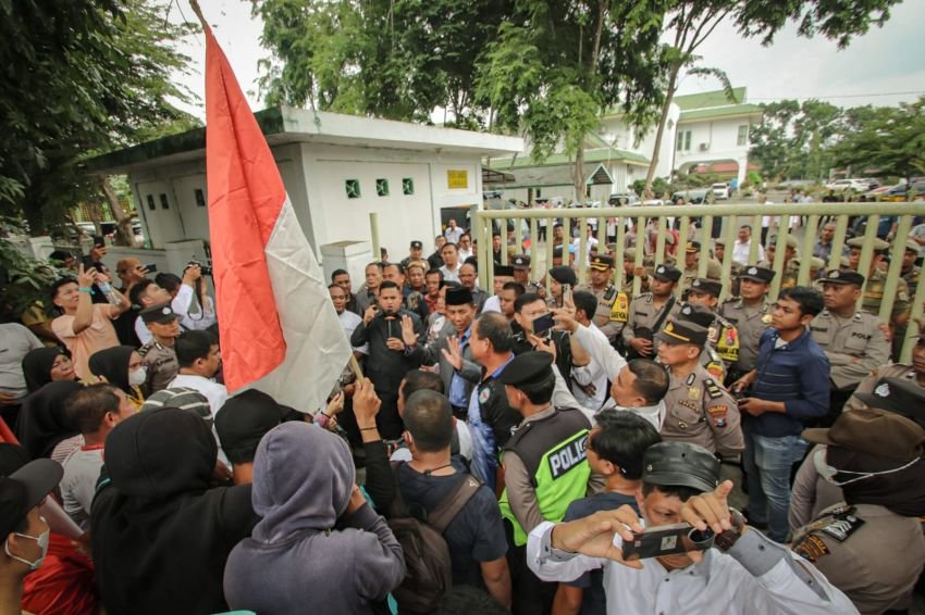 Polres Serdang Bedagai Lakukan pengamanan Unjuk Rasa di Kantor DPRD Sergai dan Pengadilan Negeri Sei Rampah