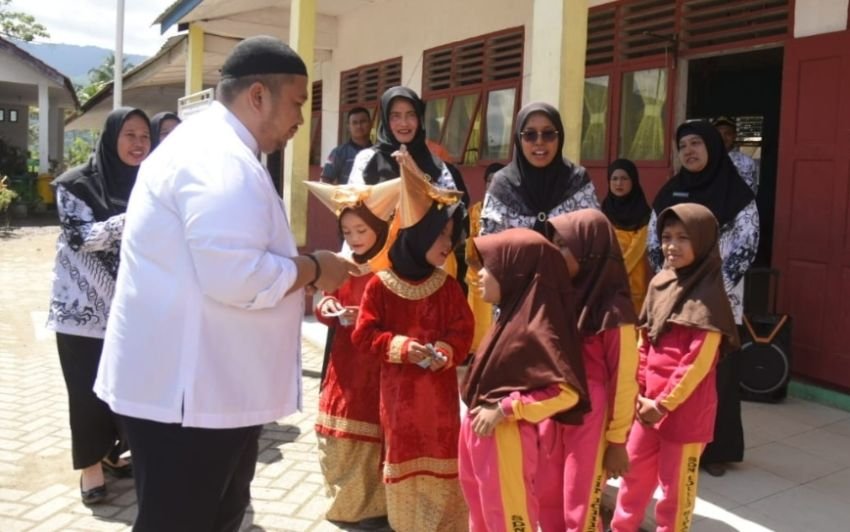 Bupati Tapsel Bagikan Susu Gratis ke Pelajar SD Sebagai Stimulus Semangat Belajar
