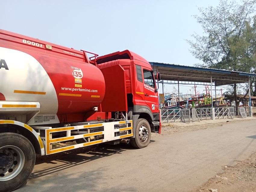 Truk Tangki BBM Pertamina Kurangi Pasokan karena Banyak Kapal Nelayan Tidak Melaut