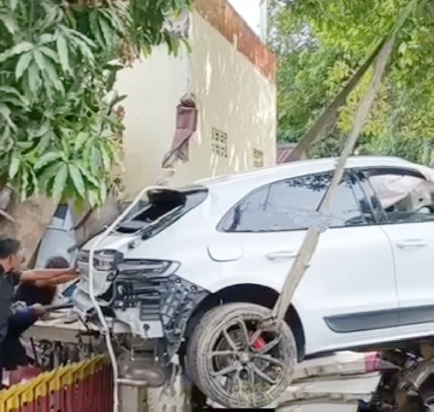 Usai Tabrak Mobil Parkir dan Warung, Mobil Porsche Putih Tabrak Kantor Polisi
