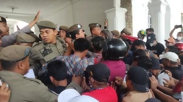 Tuntut Perbaikan Jalan, Warga di Asahan Terobos Kantor DPRD