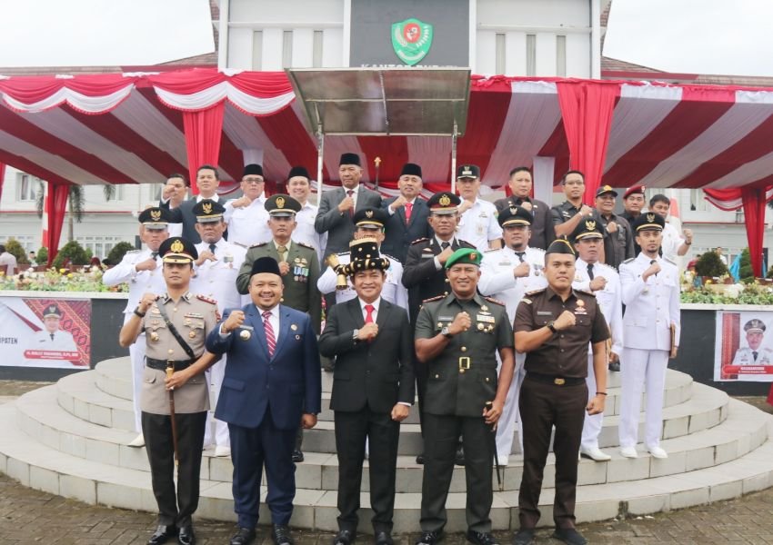 Serahkan Tunggul Kecamatan Terbaik Kategori Kabupaten, Pj Gubsu: Motivasi Bagi Para Bupati dan Camat