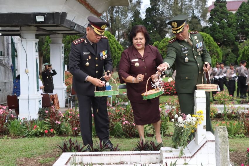 Harkitnas Di Karo Diwarnai Dengan Tabur Bunga Di Makam Pahlawan