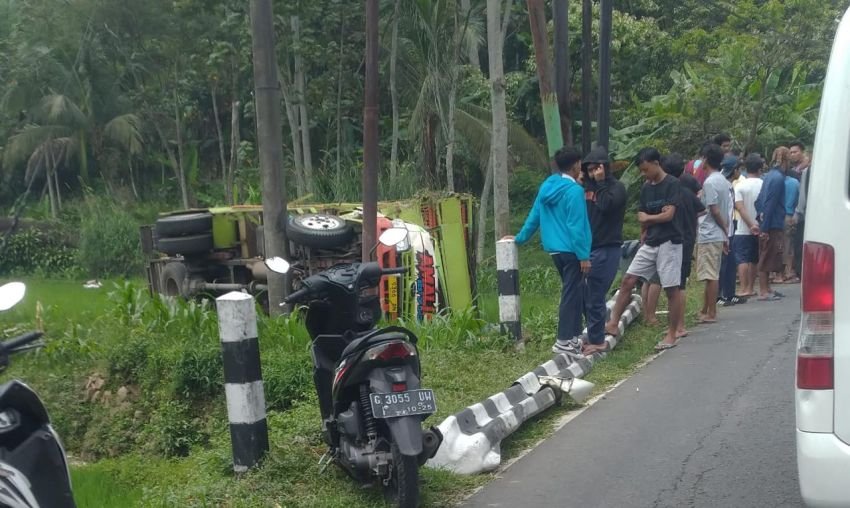 Truk Pengangkut Ayam Terjungkal Masuk Jurang di Daerah Rawan Kecelakaan Pemalang