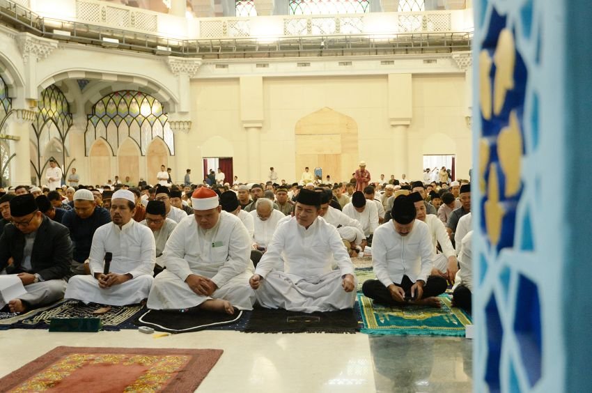Pj Gubernur Sumut Salat Iduladha 1445 H Bersama Ribuan Masyarakat di Masjid Agung Medan