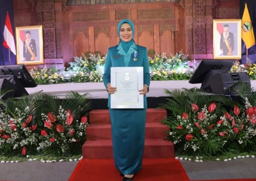 Bupati dan Ketua TP PKK Tapsel Raih Penghargaan MKK