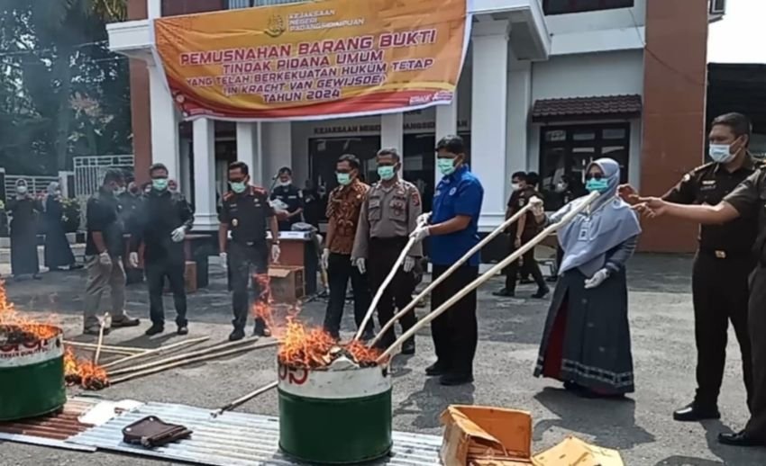 Kejari Padangsidimpuan Musnahkan BB 97 Perkara Yang Telah Berkekuatan Hukum Tetap