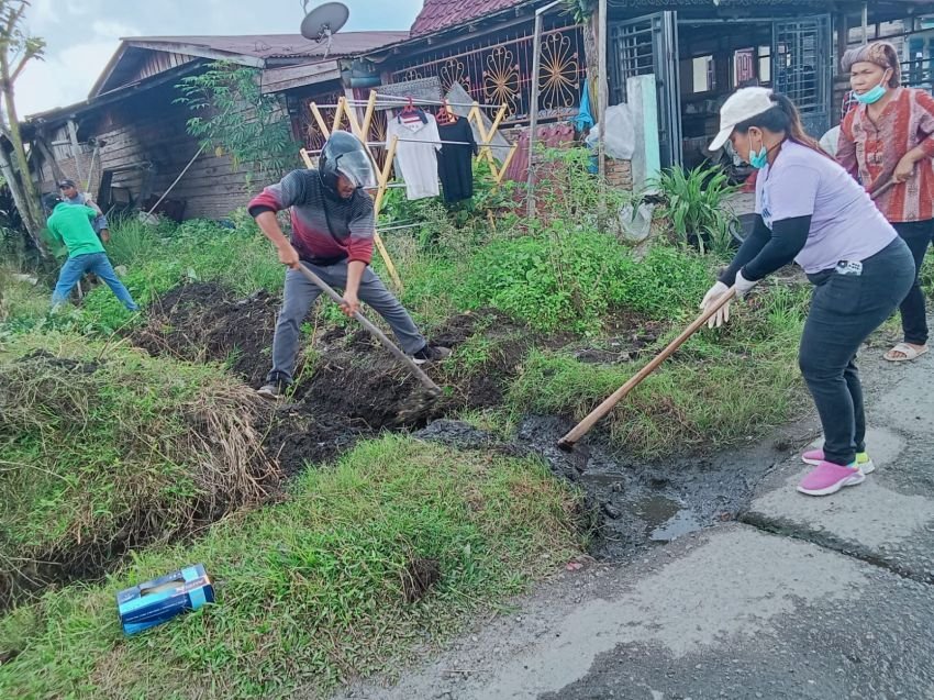 Kasus DBD Meningkat Di Kecamatan Salak,Desa Salak II Gelar Gotong-Royong,Ketua PKK:Mari Kita Jaga Kebersihan Lingkungan Kita