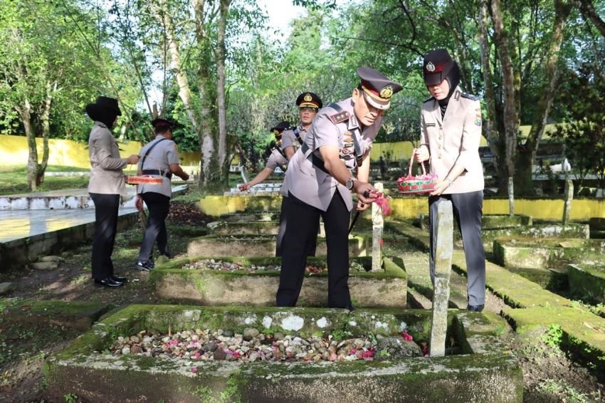 Kapolres Padangsidimpuan Pimpin Ziarah dan Tabur Bunga di Taman Bahagia