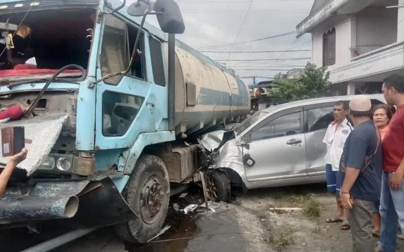 Truk Tanki Dikemudikan Warga Langkat Sebabkan Tabrakan Beruntun, 8 Kendaraan Ringsek