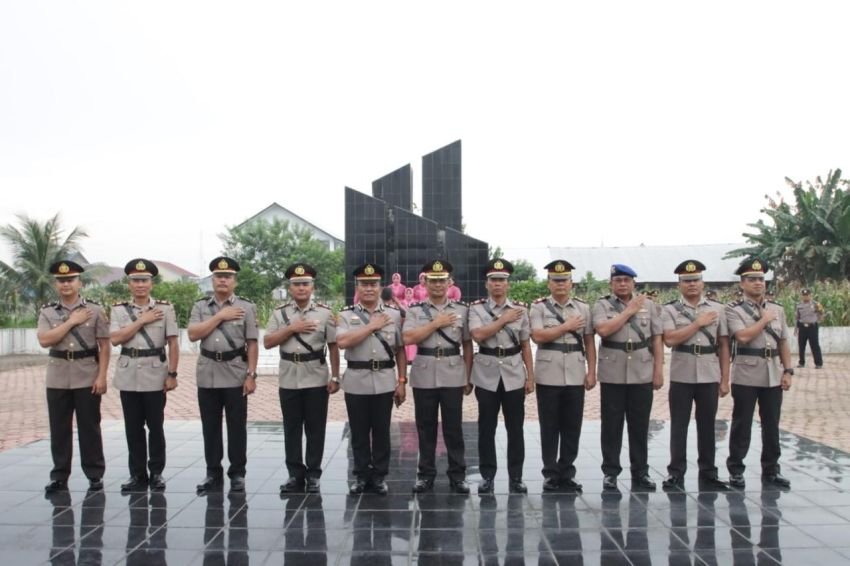 Kapolres AKBP Oxy Ziarah ke Makam Pahlawan di Tebing Tinggi