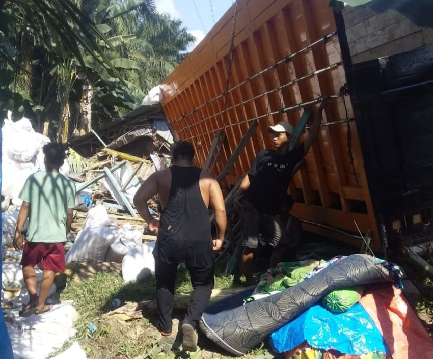 Satu Orang Tewas Usai Truk Muatan Padi Tabrak Warung Ayam Penyet di Langkat