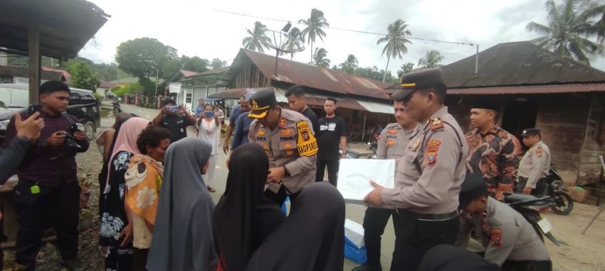 Salurkan Hobby Sambil Berbagi, Kapolres Madina Berbagi Sembako Untuk Fakir Miskin dan Duafa