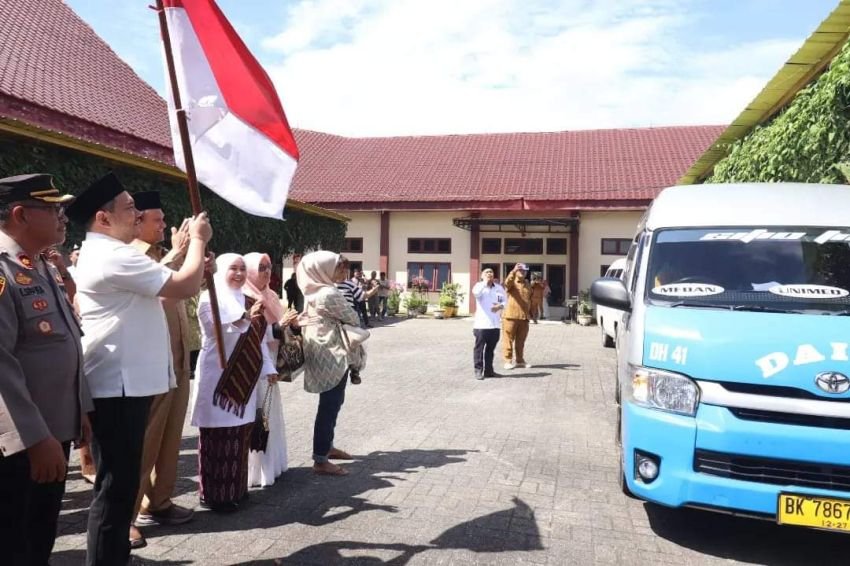 Bupati Lepas Enam Orang Jemaah Calon Haji Pakpak Bharat Tahun 2024