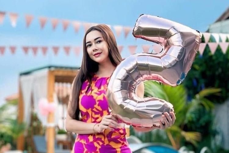 Aura Kasih Pamer Body Goals Berbalut Dress Ketat, Netizen: Bikin Semua Orang...