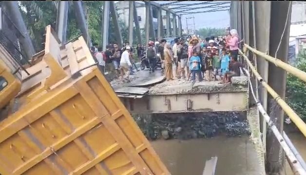 Jembatan Menuju Objek Wisata Tangkahan Ambruk, 1 Truk Terperosok