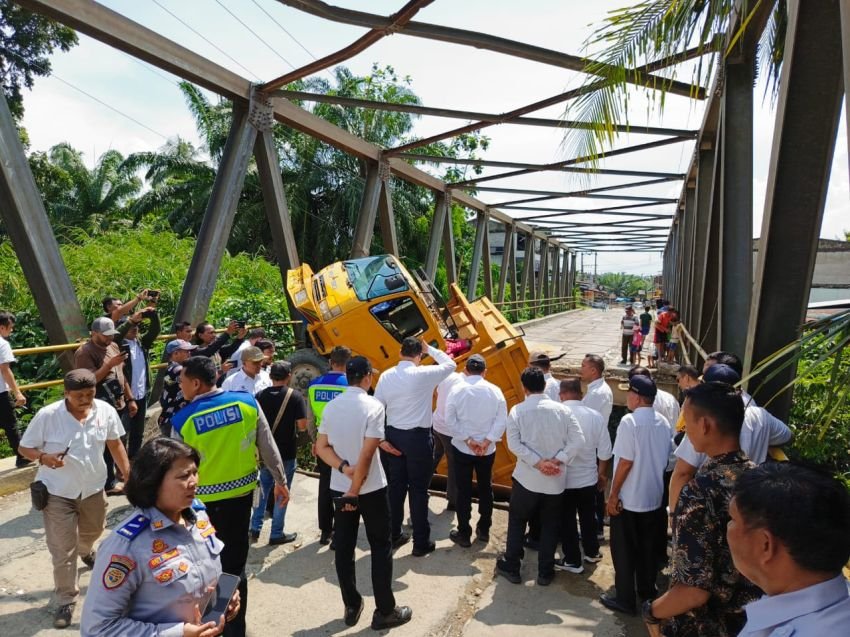 Jembatan Sei Air Tenang Ambruk, Satlantas Polres Langkat Rekayasa Lalin 3 Kilometer