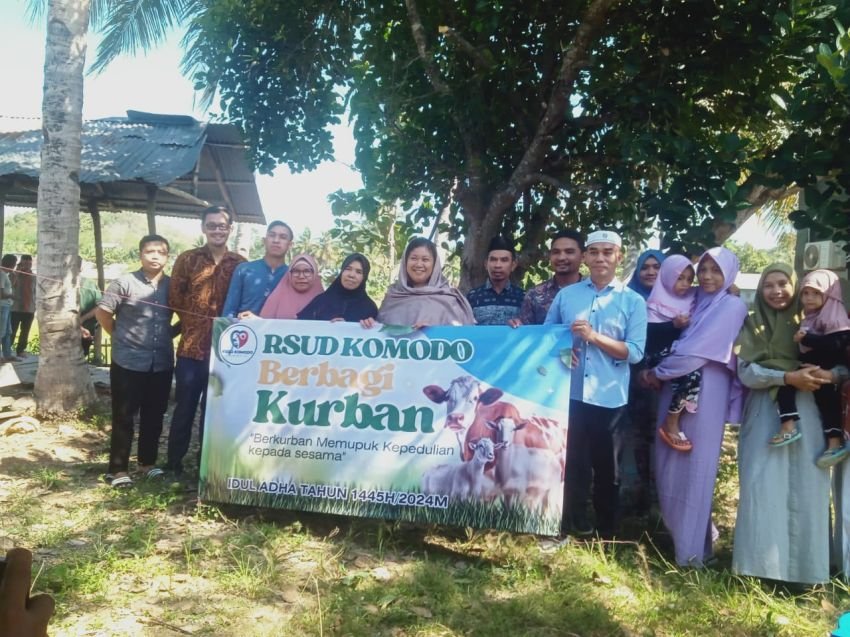 RSUD Komodo Beri 2 Ekor Sapi Kurban Idul Adha di Masjid Jami Ammar Yaafi Merombok