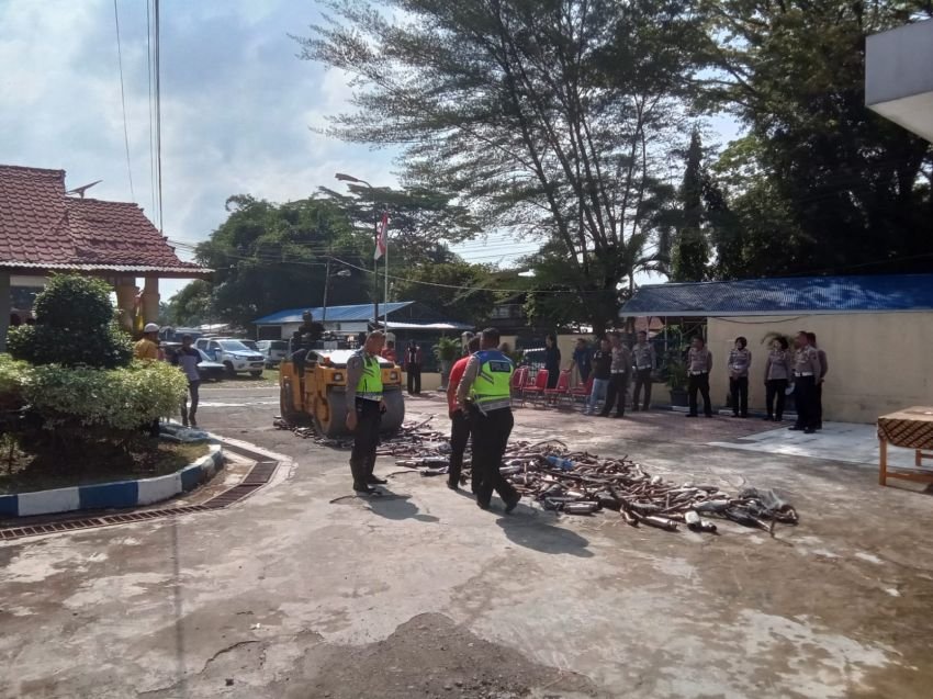 Satlantas Polres Binjai Musnahkan Barang Bukti Knalpot Brong