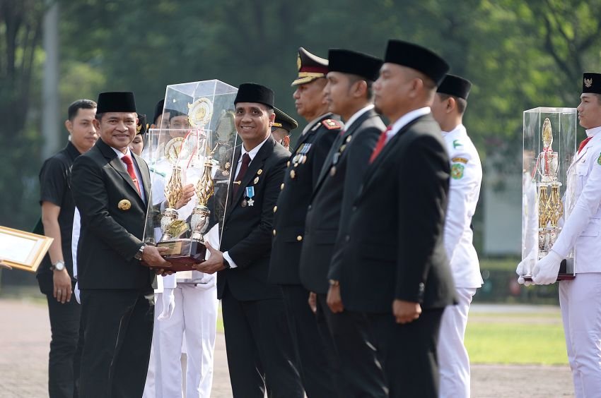 Pj Gubernur Sumut Serahkan Tunggul Kecamatan Terbaik Kategori Kota Tingkat Provinsi
