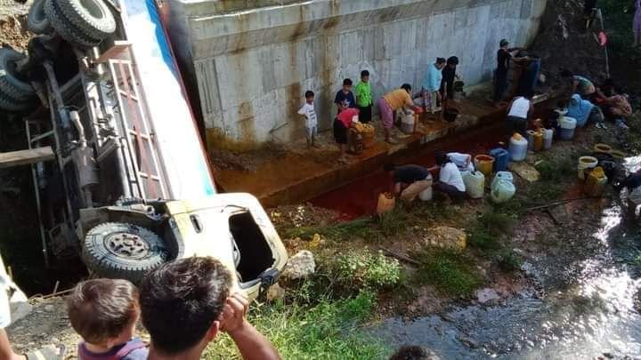 Truk Bermuatan CPO Terperosok ke Sungai di Langkat, Warga Sempat Ambil Minyak Pakai Jeriken
