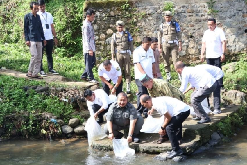 Bupati Tapsel Tabur Ribuan Benih Ikan di Angkola Selatan