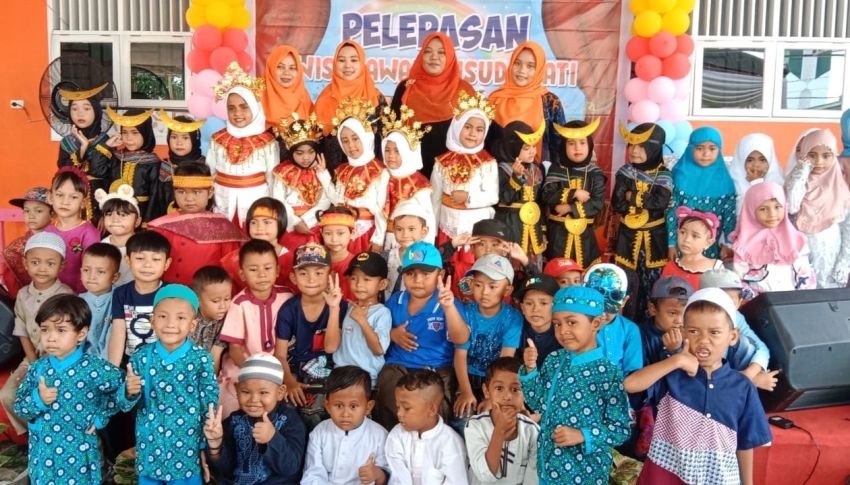 Isak Tangis Warnai Pisah Sambut Murid TK Gimin Yayasan Subur Mandiri