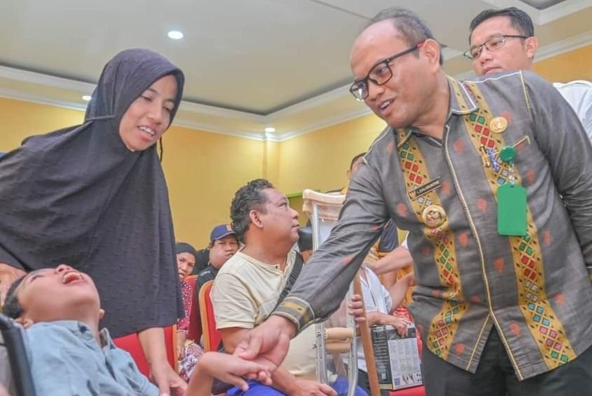 Pj Wali Kota Salurkan Bantuan Atensi ke PPKS Penyandang Disabilitas Kota Padangsidimpuan