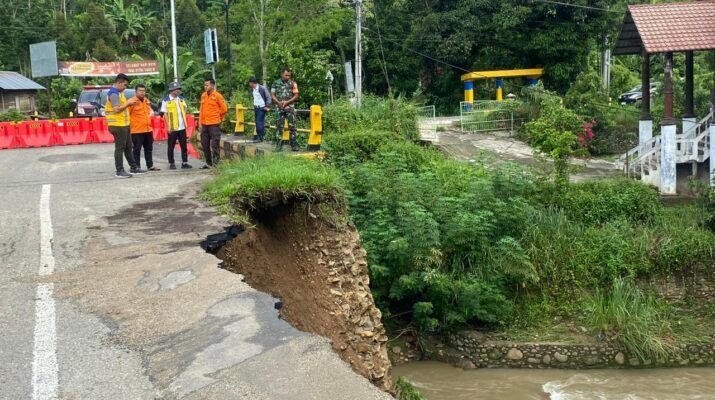 Tak Bisa Gunakan Dana BTT Untuk Perbaikan Jalan Longsor di Pintu Keluar Perkantoran Bupati Madina