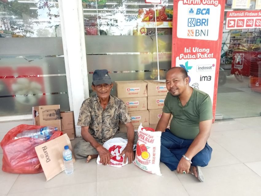 Media Online bersama Darma Foundation Berbagi kepada Kaum Dhuafa