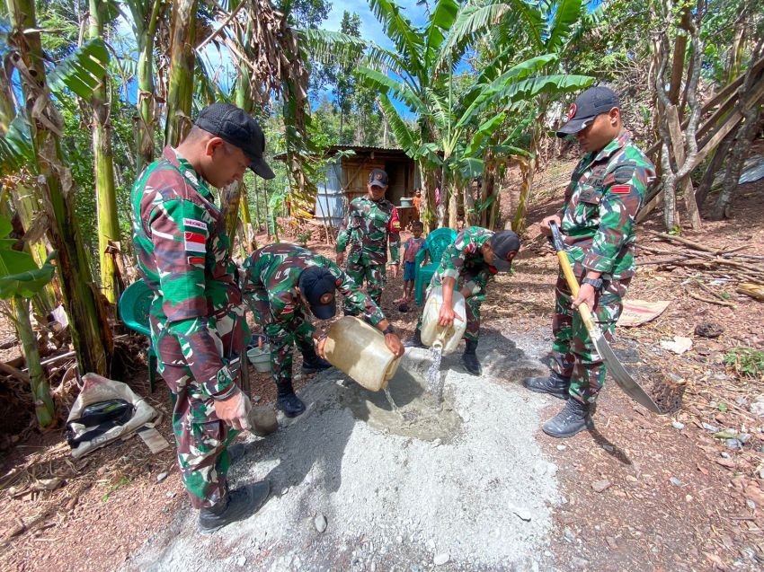 Satgas Yonkav 6/Naga Karimata Bawa Misi Ganda: Jaga Perbatasan, Bangun MCK untuk Masyarakat Oelbinose