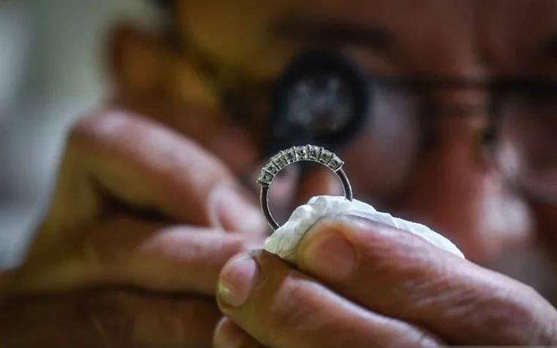 Hari ini harga emas Antam naik Rp5.000 per gram