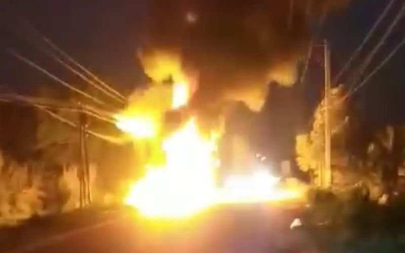 Mobil Pick Up diduga Angkut BBM Terbakar
