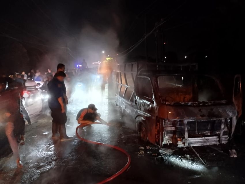Mobil Pick Up Angkut BBM Terbakar, Kernet Dilarikan Kerumah Sakit