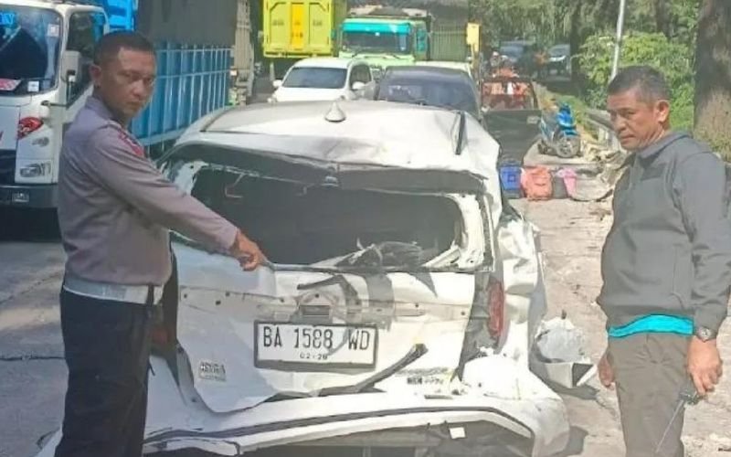 Kecelakaan Beruntun di Sitinjau Lauik, Diduga Rem Blong Truk Tabrak Satu Kereta dan Delapan Mobil