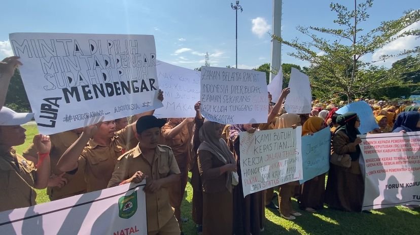 Puluhan Guru yang Lulus PPPK 2024 Tuntut Kepastian di Depan Kantor Bupati Madina dan DPRD Madina