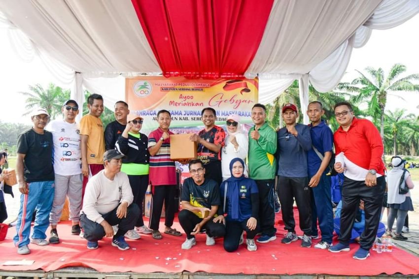 Seribuan Masyarakat Meriahkan Gebyar Senam Sehat Bersama Jurnalis di Alun-Alun Sergai, Darma Wijaya: Bukti Nyata Kebersamaan