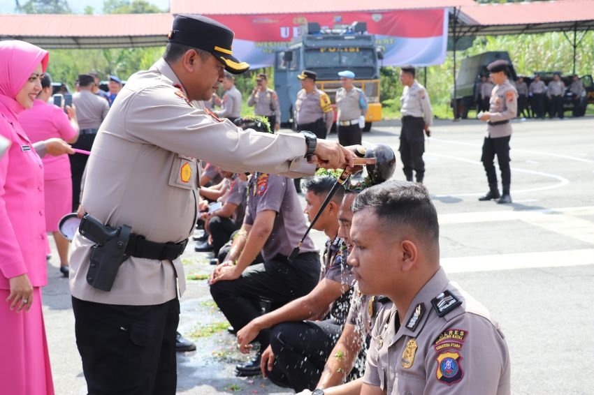 Kapolres Madina Pimpin Upacara Kenaikan Pangkat 18 Anggotanya