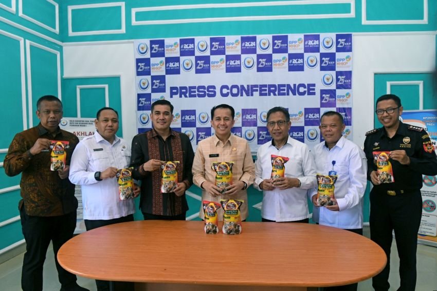 Dorong UMKM Manfaatkan Peluang di Pasar Global, Pj Gubernur Sumut Agus Fatoni Lepas Ekspor Perdana Kerupuk Ikan Patin ke Malaysia