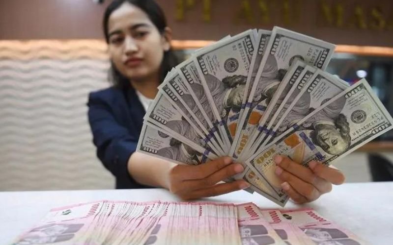 US Dolar Kembali Menguat Terhadap Rupiah Jelang Pidato Gubernur Bank Sentral AS