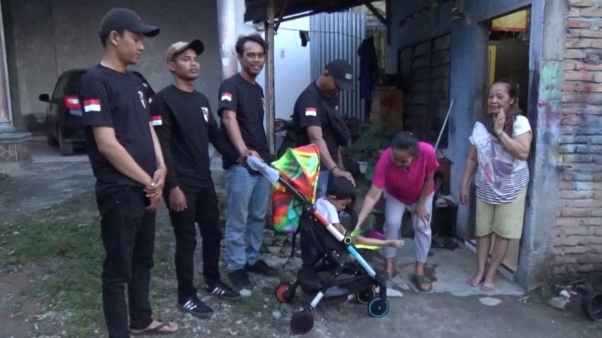 Air Mata Haru Nenek Aska Terima Kursi Roda dari Ketua Yayasan Subur Mandiri