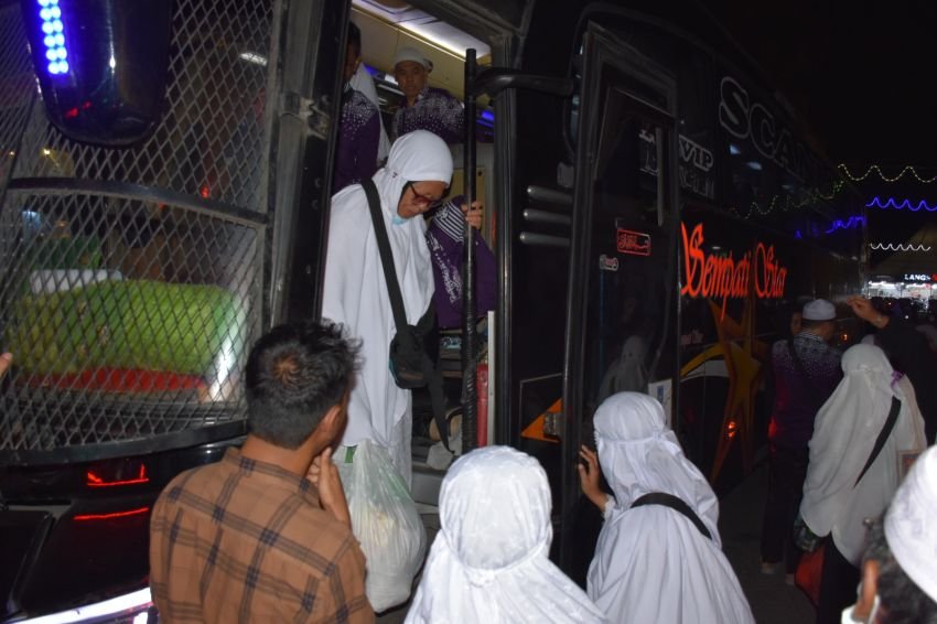 Kepulangan Jamaah Haji Kota Langsa Disambut Tangis Haru Keluarga