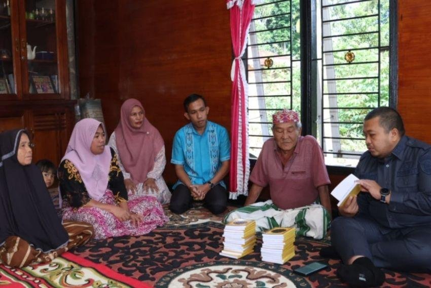 Buku Surat Yasin Diterima Ibu-ibu Perwiritan Dusun Garonggang Angkola Timur Tapsel