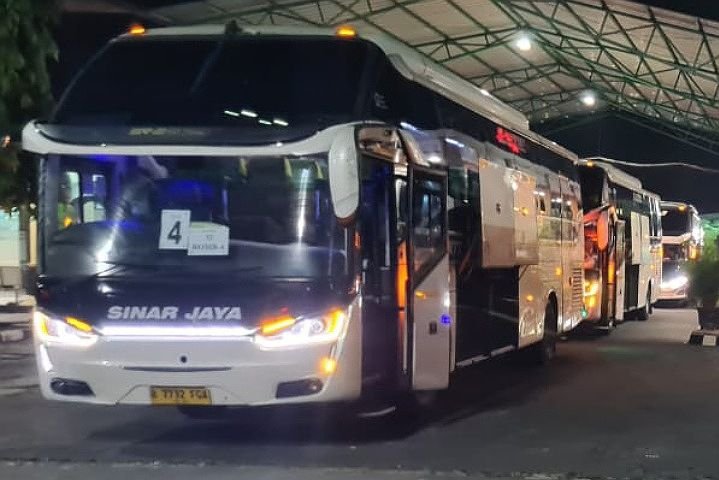 Hanya 1 Kempes Ban, Belasan Bis Sinar Jaya Angkut Kepulangan Jamaah Haji Asal Pemalang