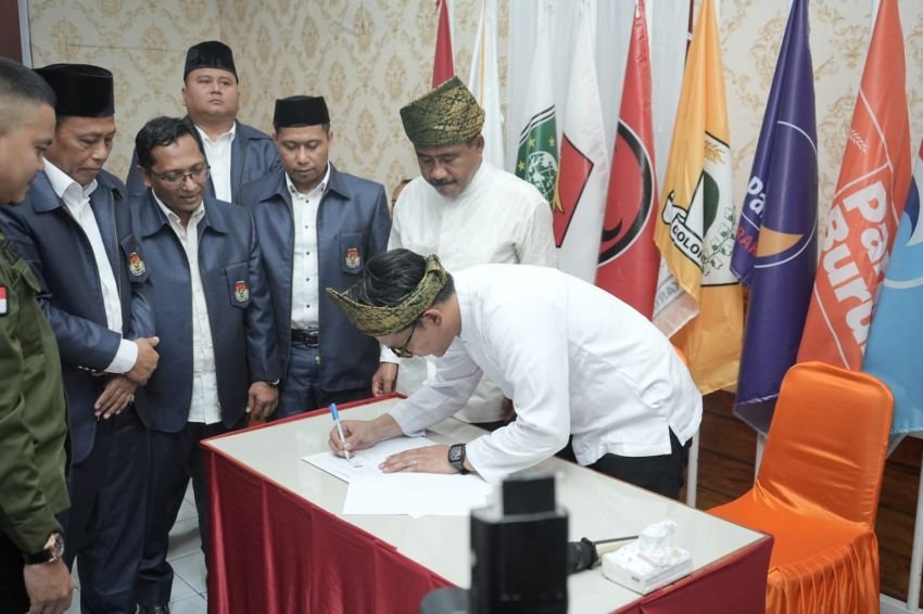 Iringan Masa Hantarkan Paslon Incumben Amir Hamzah-Hasanul Jihadi