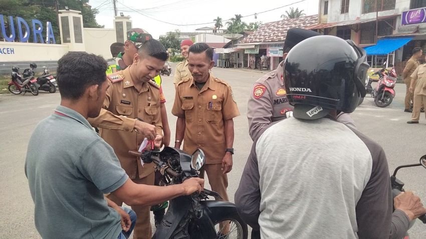 Forkopimcam Langsa Lama Bagikan 1.000 Bendera Merah Putih ke Masyarakat Guna Memeriahkan HUT ke-79 Kemerdekaan RI