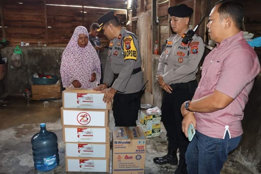 Sambut HUT RI ke-79 dan Polri Peduli, Polres Tanjung Balai Kunjungi dan Bantu Janda Tua