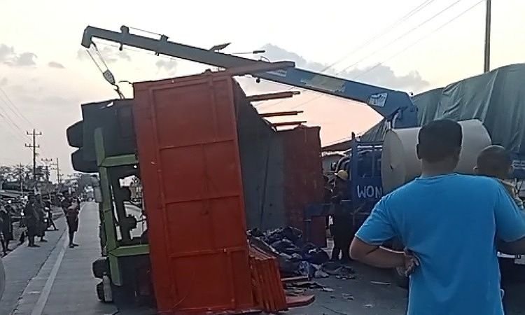 Diduga Mengantuk, Truk Gandeng Tabrak Dua Lampu Penerangan Jalan Hingga Terguling