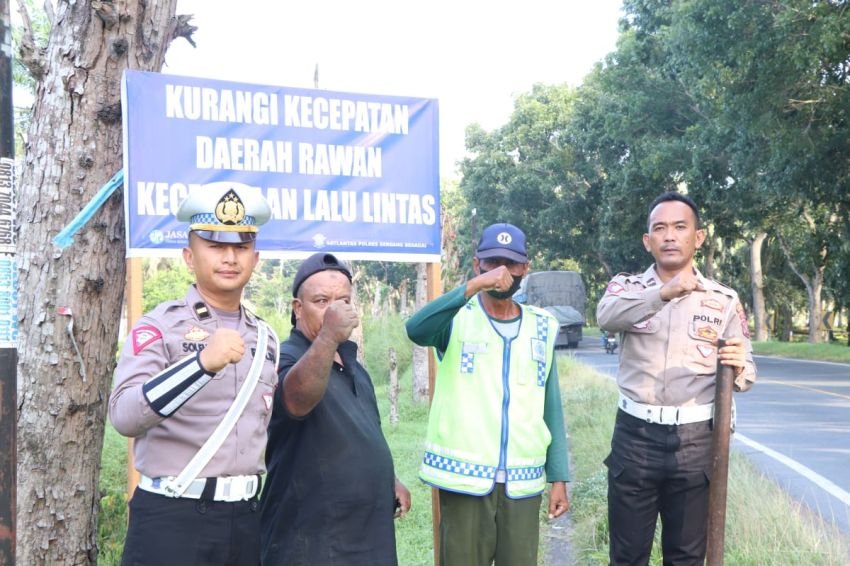 Sat Lantas Polres Sergai Pasang Spanduk Himbauan Tekan Angka Lakalantas
