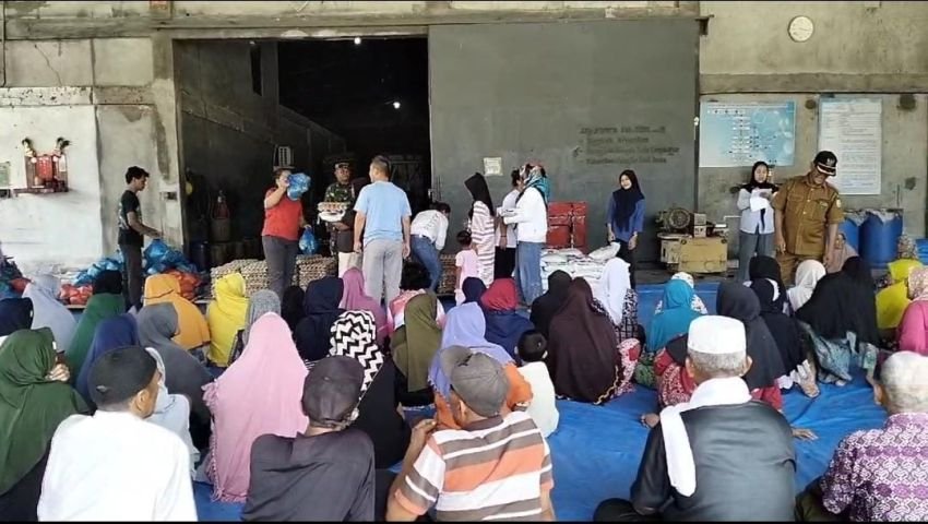 Kilang Padi Harapan Tani Desa Sentang Berikan Bantuan sembako Kepada Janda dan Duda Lansia